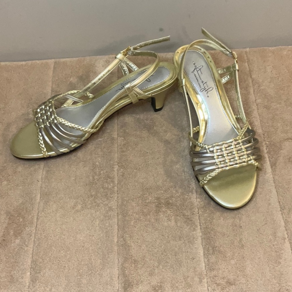 SOFT STYLES sandals - Picture 2 of 8